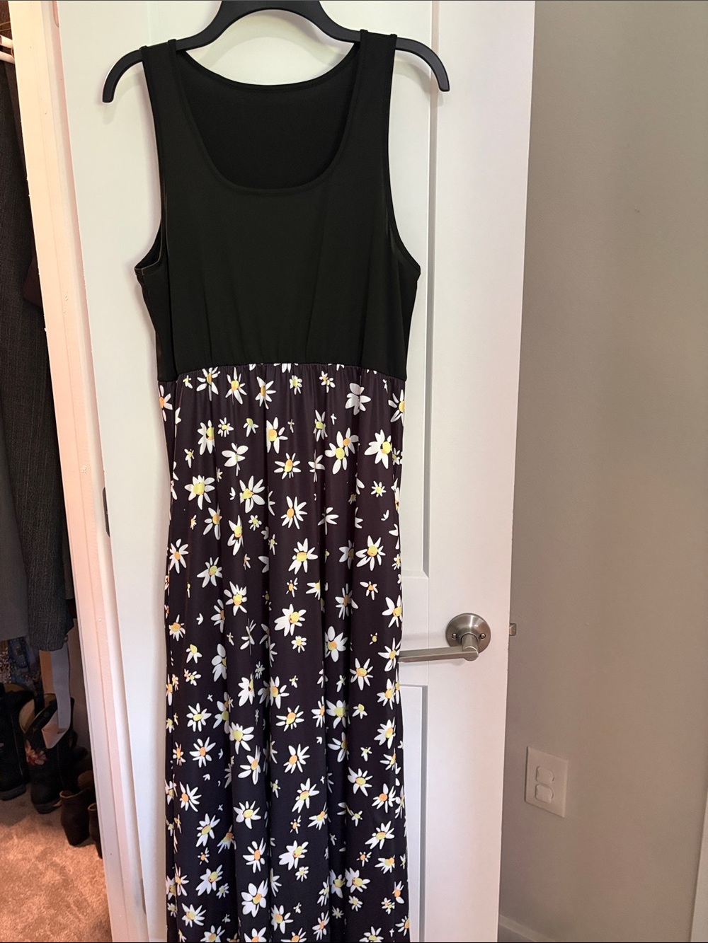 Sleeveless Black Daisy Print Maxi Dress
